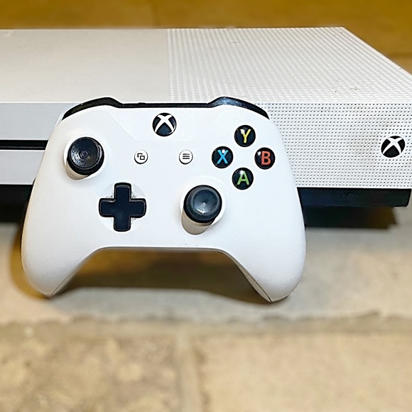 Xbox one s + controller + 360 games - Picture 1 of 4
